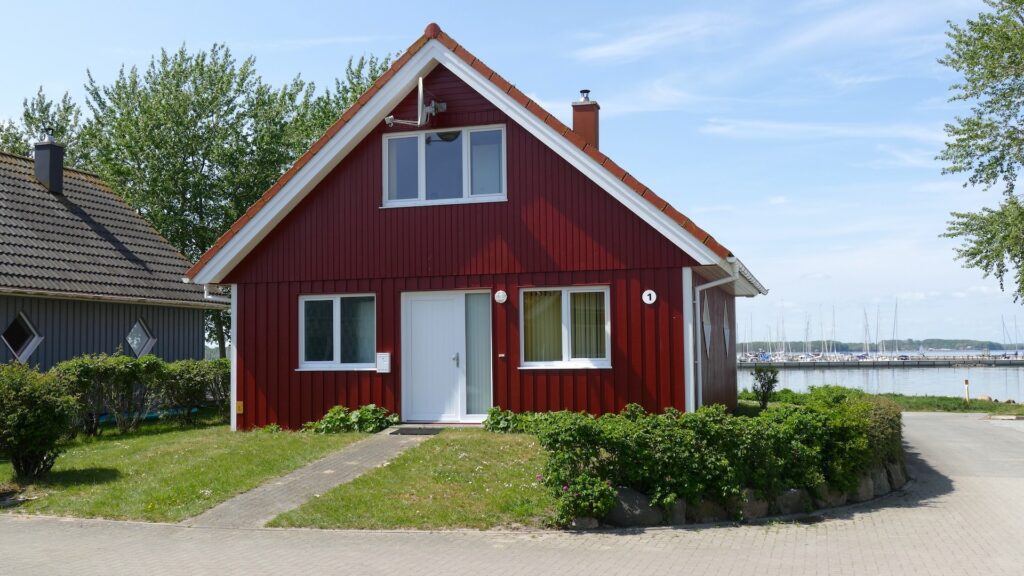 Ferienhaus WackerMagic Frontansicht mit Haustür von Straße aus