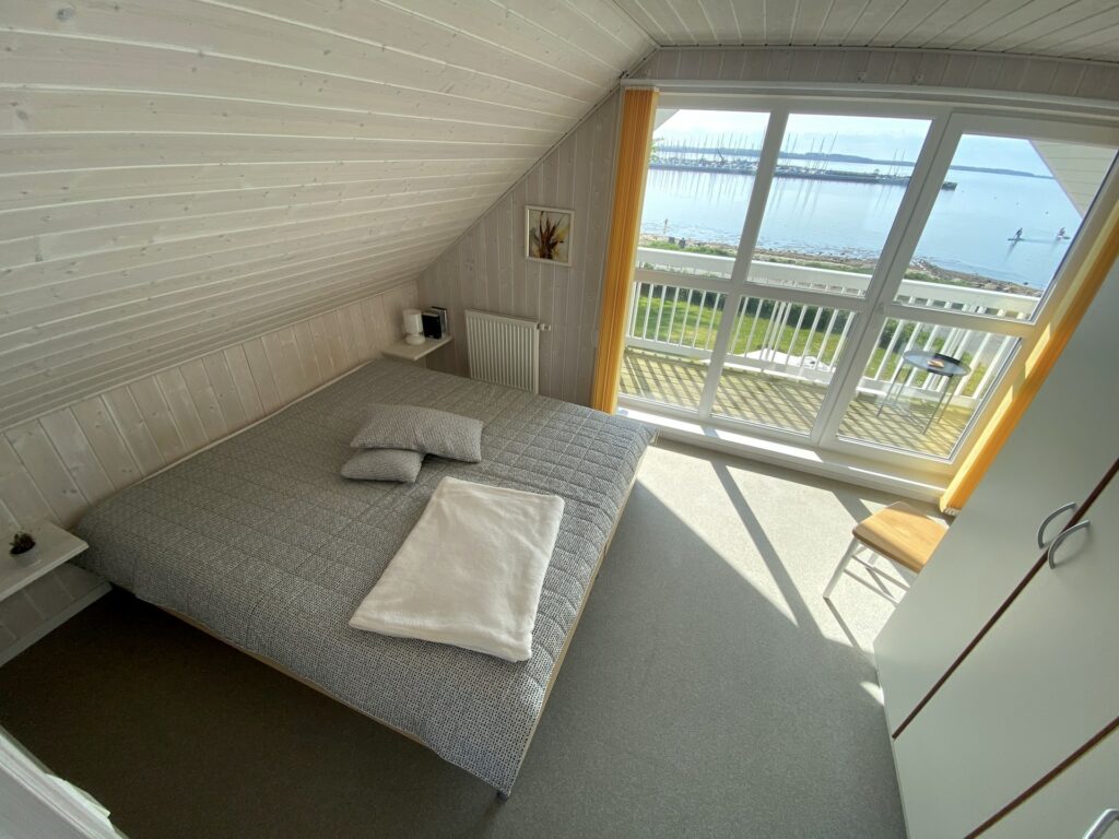 Ferienhaus WackerMagic Schlafzimmer mit Balkon und Meerblick