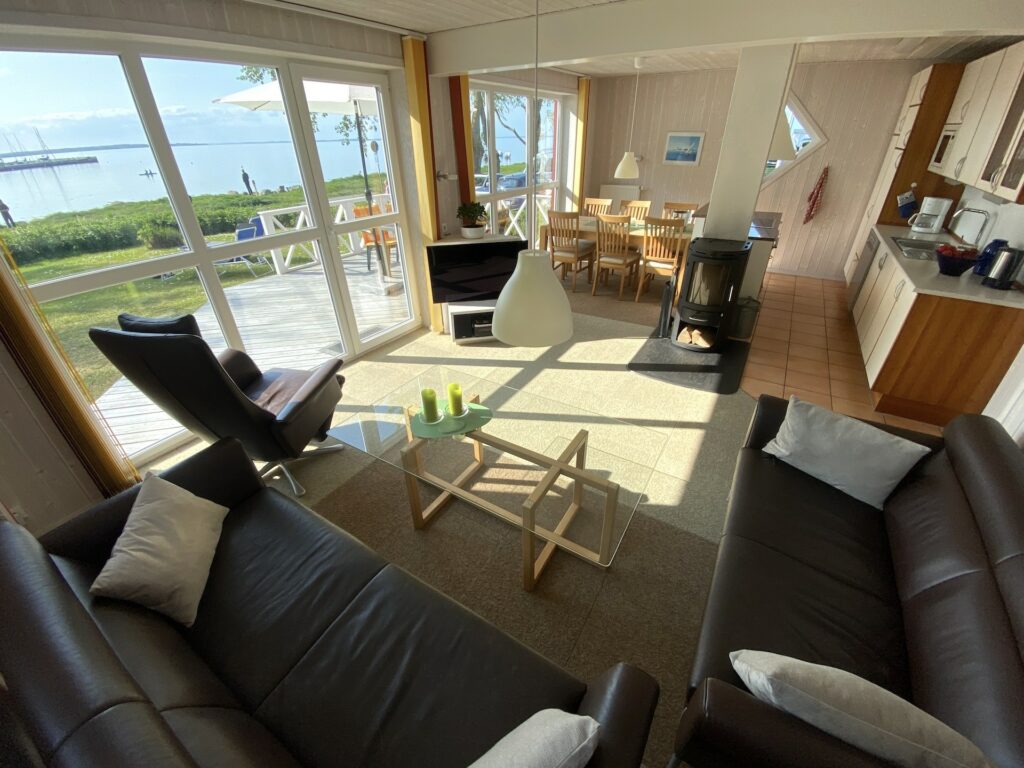 Ferienhaus WackerMagic - Wohnzimmer mit angrenzender Küche und Essbereich